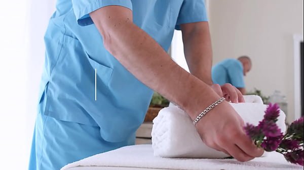 Slim4K – Mature masseur has anal with client