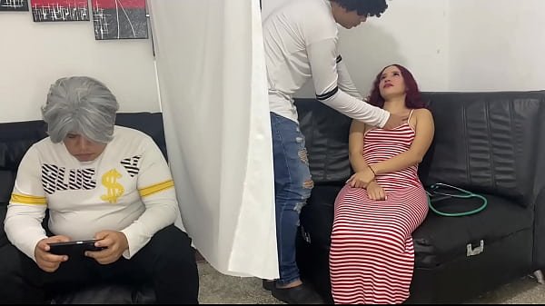 Medico Chequea a Chica de 18 Años Al lado de su padrastro capitulo 2