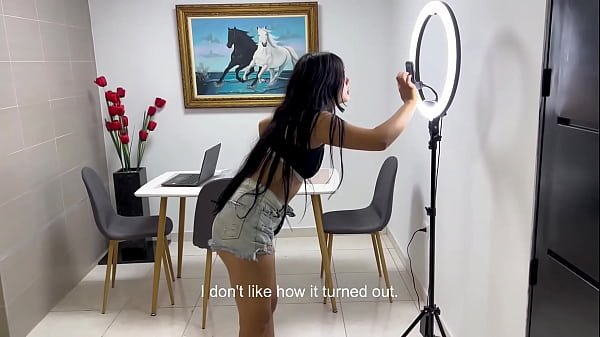 Mi timida hermanastra se duerme en mi alcoba y yo aprovecho para cogerla duro y echarle mi crema en su boca.